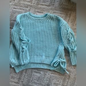 Cute sweater, barely worn, fits like an XS women’s